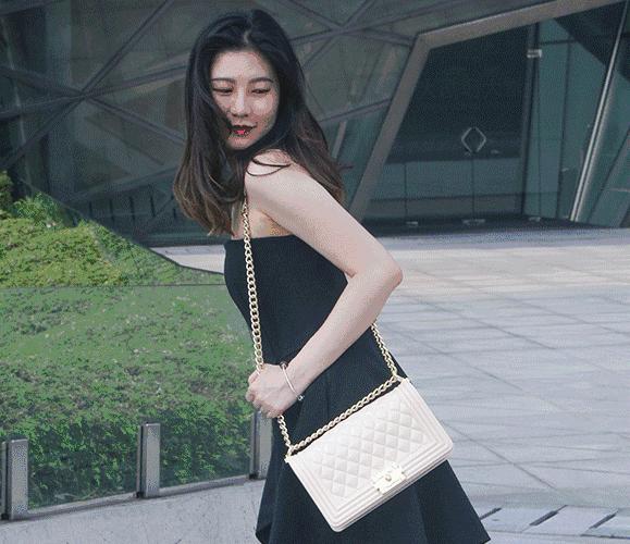 适合夏天背的通勤包百搭,天热背什么材质的包