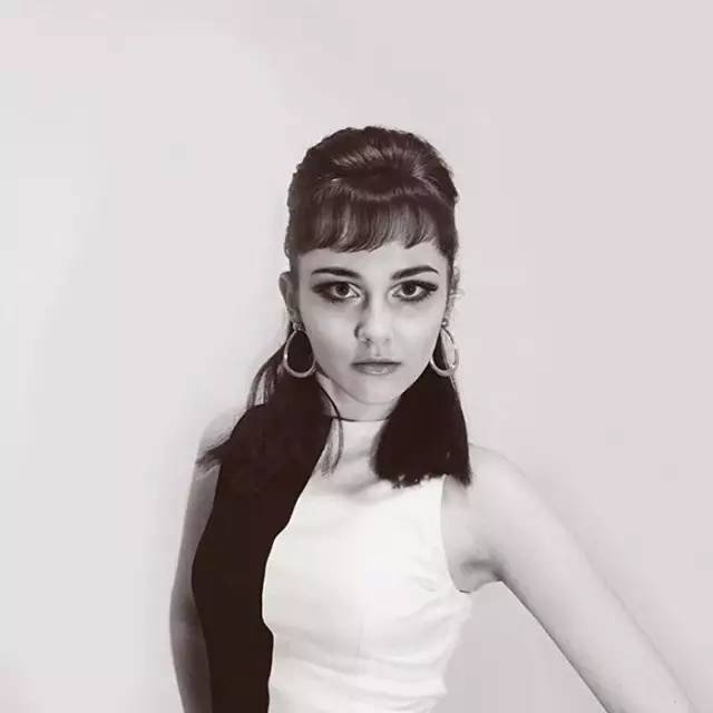 18岁的姑娘穿什么都好看,17岁长相普通怎么穿才好看