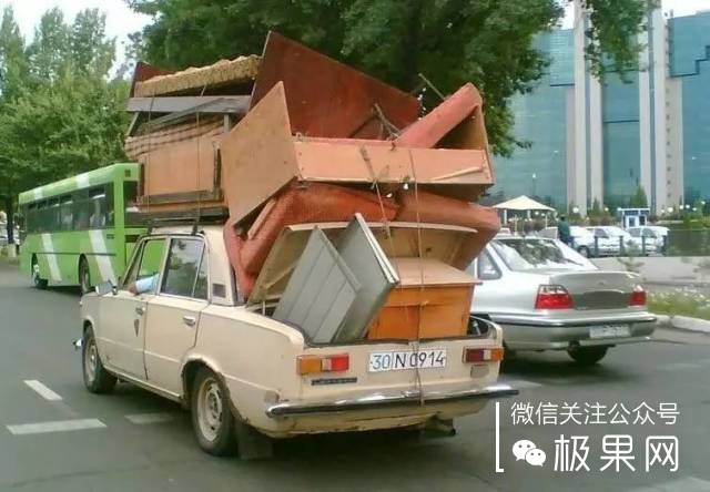 流浪汉用垃圾桶造房子,流浪汉自己用木头建了个房子