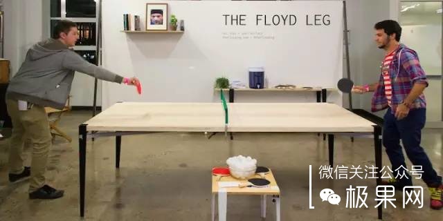 流浪汉用垃圾桶造房子,流浪汉自己用木头建了个房子