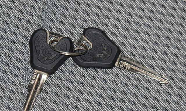 遥控器没带车能发动吗,遥控车更换电压更大的电池可以吗