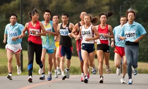 业余选手跑马拉松需要穿竞速鞋吗,业余跑者可以穿钉鞋