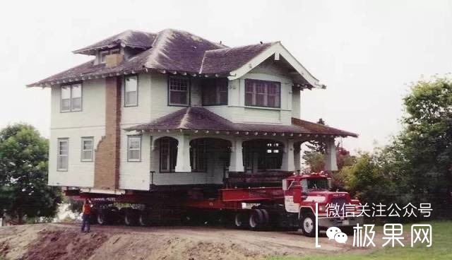 流浪汉用垃圾桶造房子,流浪汉自己用木头建了个房子