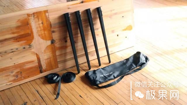 流浪汉用垃圾桶造房子,流浪汉自己用木头建了个房子