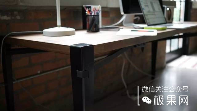 流浪汉用垃圾桶造房子,流浪汉自己用木头建了个房子