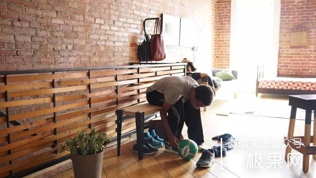 流浪汉用垃圾桶造房子,流浪汉自己用木头建了个房子