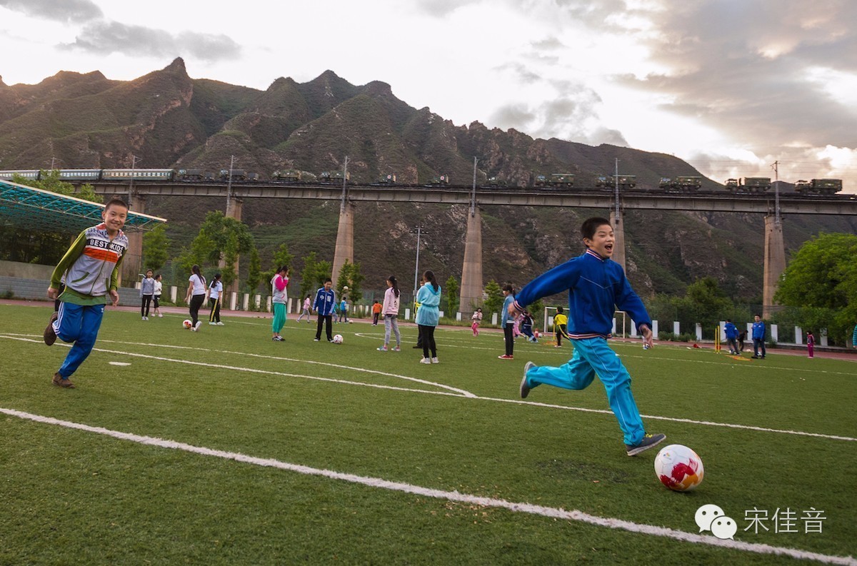 电影山里孩子踢足球,山里娃踢全国足球