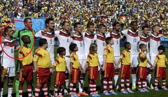 为孩子遮风挡雨而不是制造风雨,替孩子挡着风雨