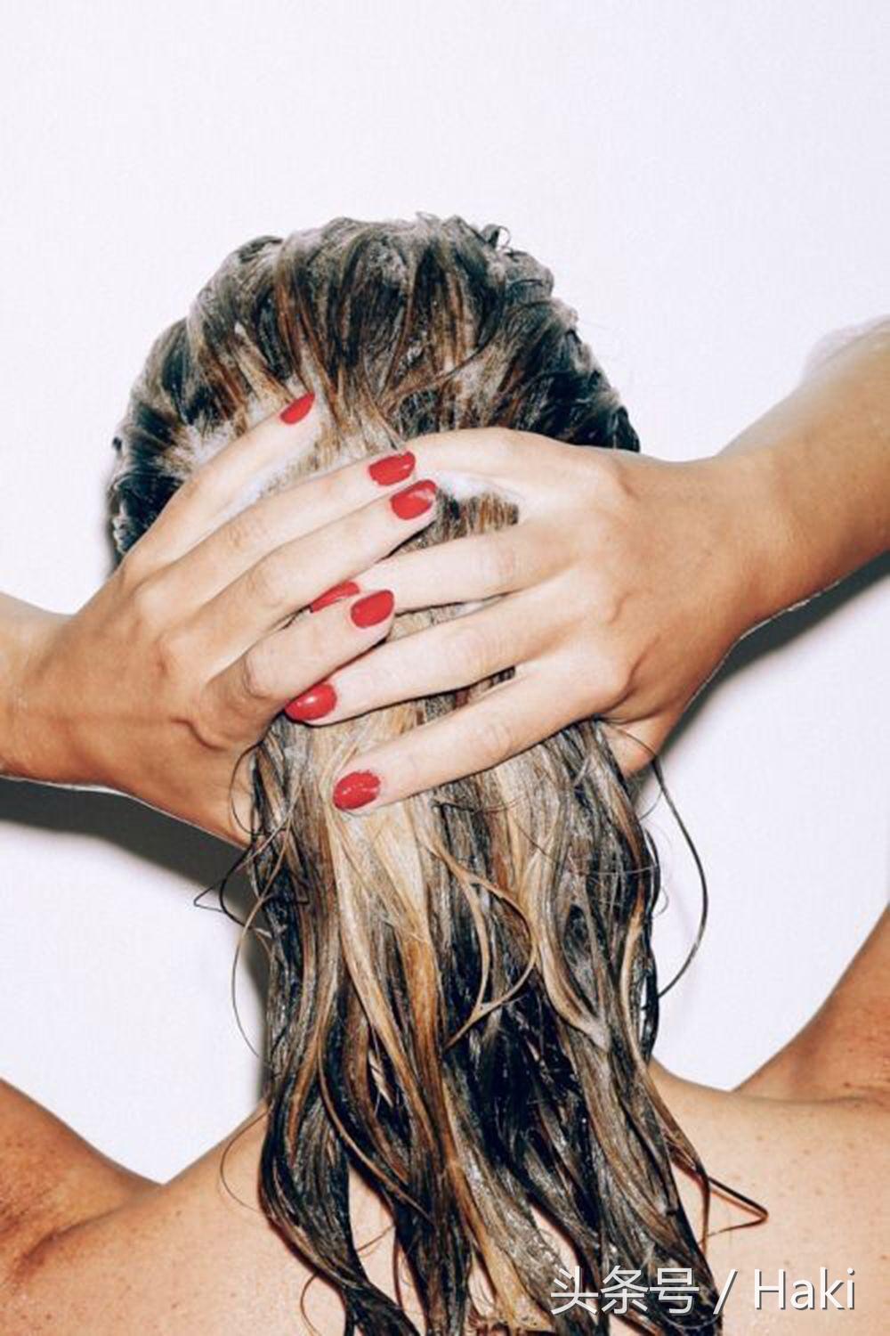 专业发型师给顾客做柔顺教程,头发干燥怎样变柔顺用什么洗发水