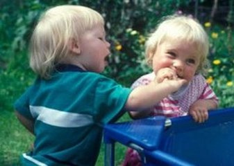 孩子喜欢咬人抓人,孩子喜欢咬人和掐人怎么办