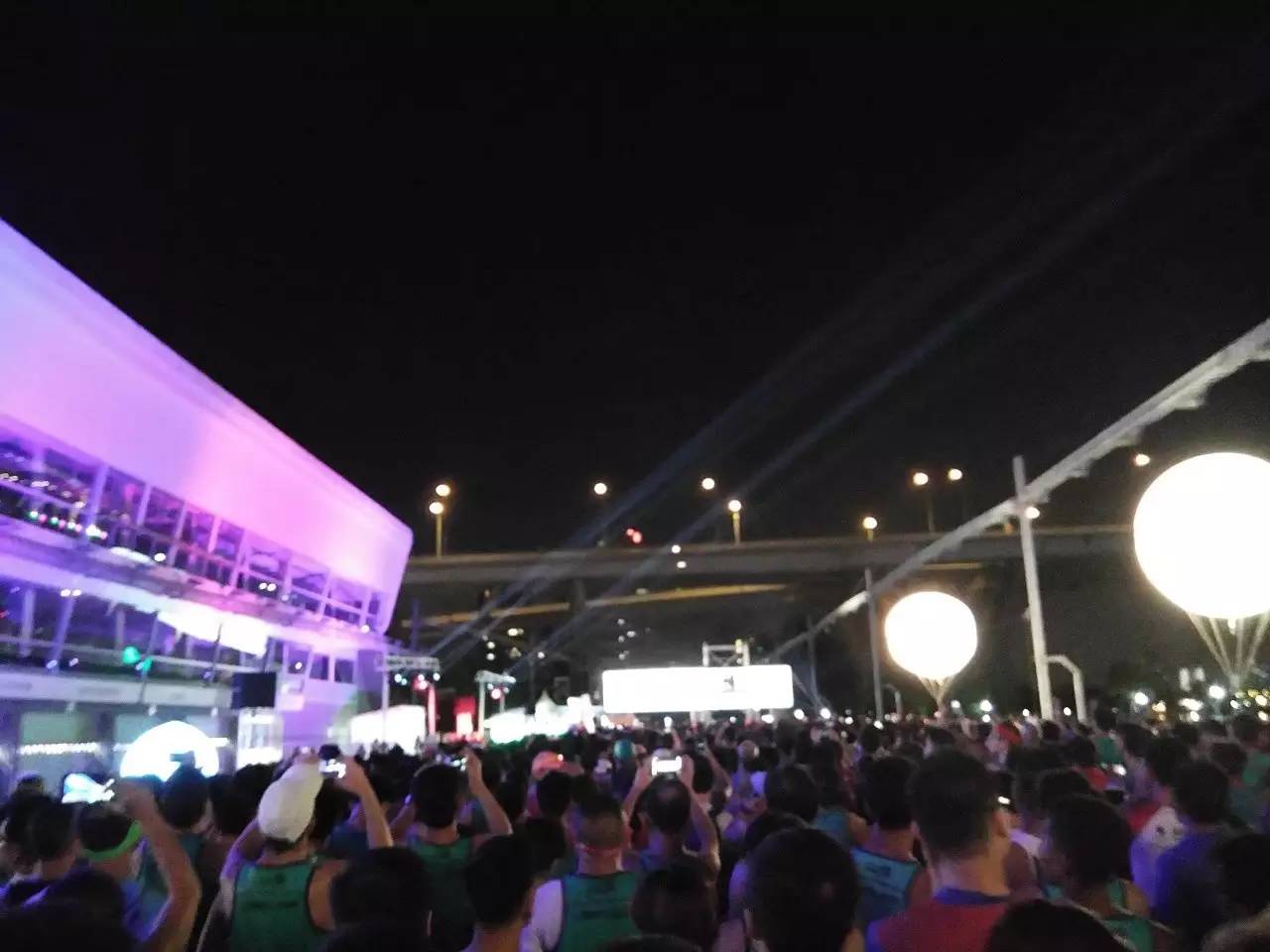 跑出一腿痱子热到炸裂！就这么铭记了新加坡日落马拉松的最美日出