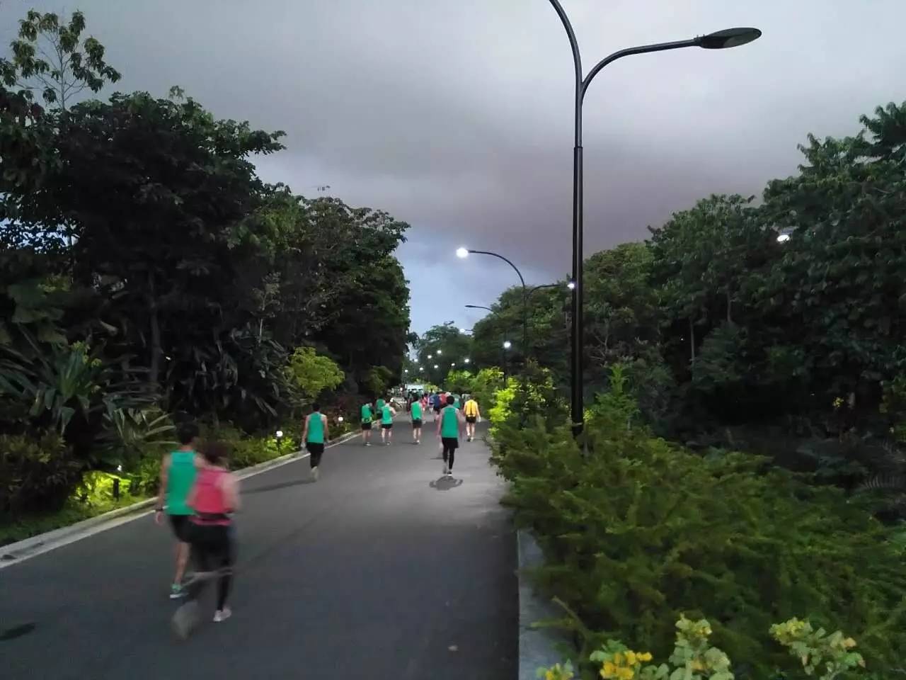 跑出一腿痱子热到炸裂！就这么铭记了新加坡日落马拉松的最美日出