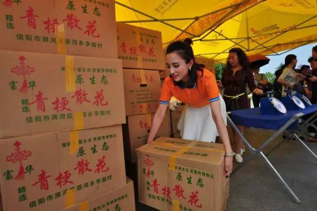 直播信阳大事件：40分钟销售两万斤！帮女郎~棒棒哒！