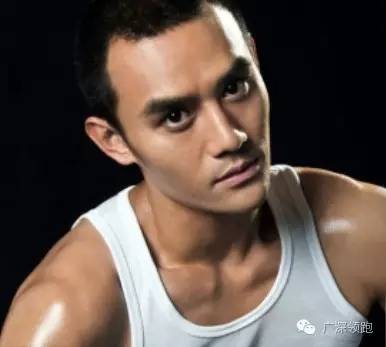 男神王凯：饭前健身房，饭后楼下慢跑衣架子是这样练成的