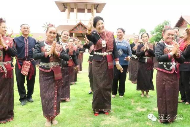 泰国前美女总理英拉推广泰丝受热情欢迎