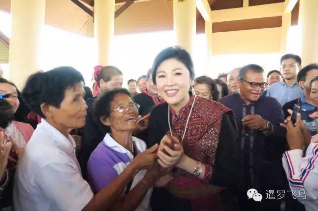 泰国前美女总理英拉推广泰丝受热情欢迎