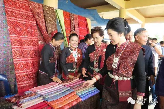 泰国前美女总理英拉推广泰丝受热情欢迎