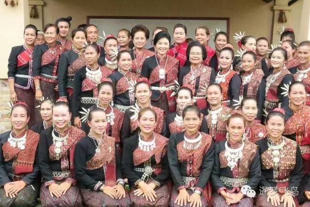 泰国前美女总理英拉推广泰丝受热情欢迎