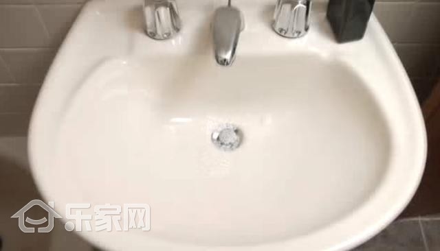 她不小心把泡腾片掉进洗手盆，家人竟然还连连赞好！