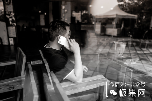 荣耀的这个电话充满心机，镜头竟可以翻转180°