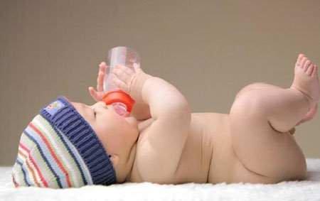 七个月宝宝尿少尿黄怎么回事,一岁半宝宝尿黄是什么原因