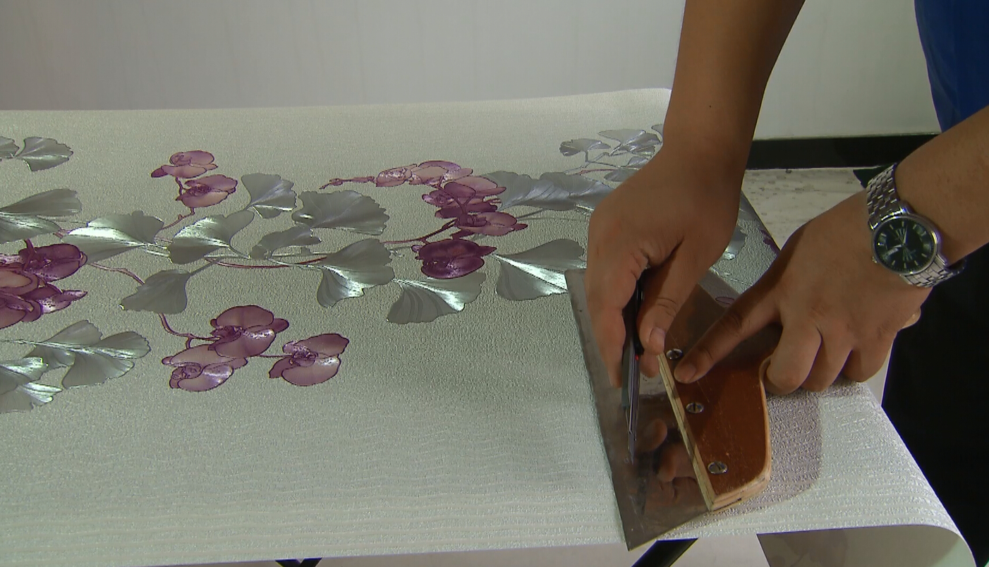 壁纸施工怎样避免溢胶,pvc壁纸怎么做到浓胶薄涂