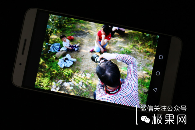 荣耀的这个电话充满心机，镜头竟可以翻转180°