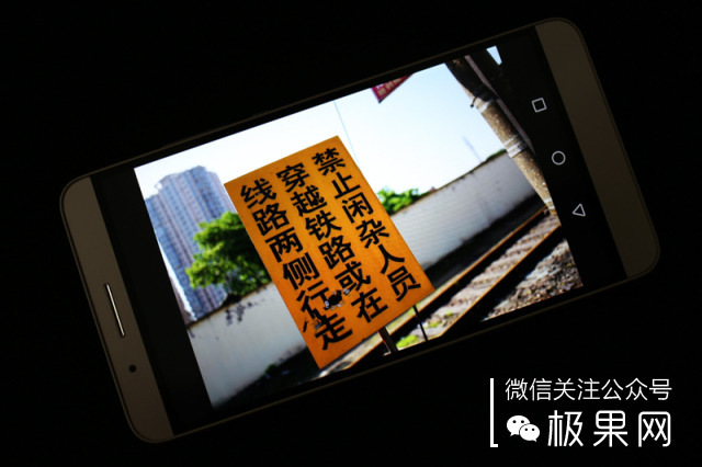 荣耀的这个电话充满心机，镜头竟可以翻转180°