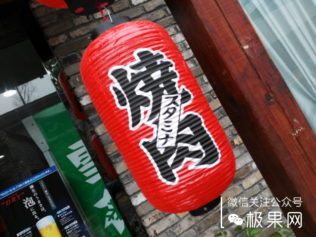 荣耀的这个电话充满心机，镜头竟可以翻转180°