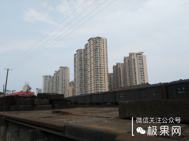 荣耀的这个电话充满心机，镜头竟可以翻转180°