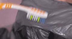 羽绒服上有圆珠笔怎么清洗小妙招,如何清洗白色羽绒服的黄印的妙招