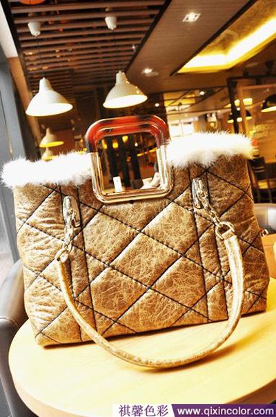 经典的菱格图案,粉色菱格包怎么搭配衣服