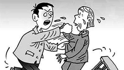 临沂一男子用棍暴打老母亲,一名男子暴打老母亲