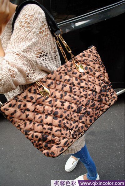 经典的菱格图案,粉色菱格包怎么搭配衣服