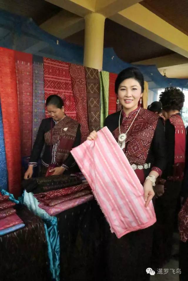 泰国前美女总理英拉推广泰丝受热情欢迎