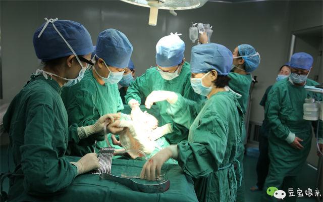 27岁妈妈不听医生劝说，拒绝剖腹产，生下12.5斤巨婴