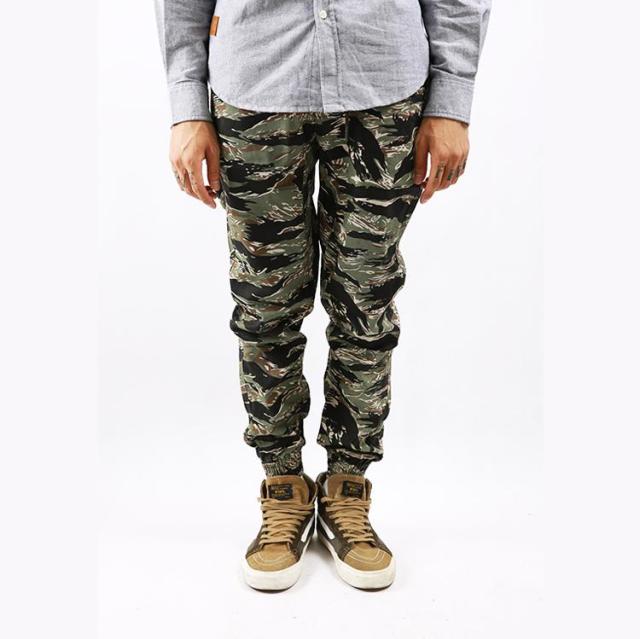 这才是正确穿裤子的方法,男生正确的穿裙子和裤袜