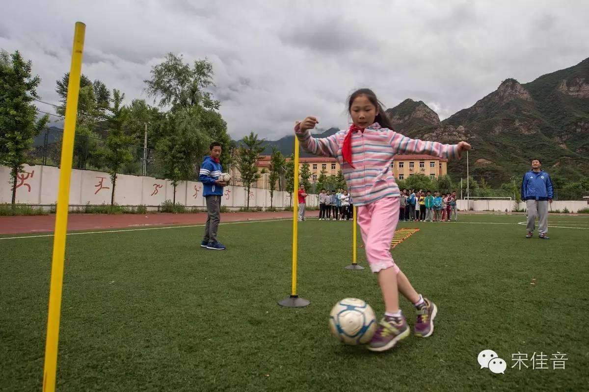 电影山里孩子踢足球,山里娃踢全国足球