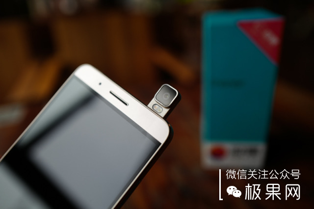 荣耀的这个电话充满心机，镜头竟可以翻转180°