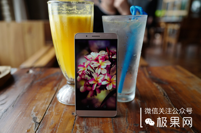 荣耀的这个电话充满心机，镜头竟可以翻转180°