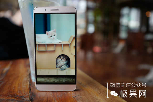 荣耀的这个电话充满心机，镜头竟可以翻转180°