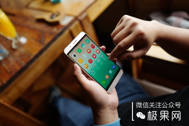 荣耀的这个电话充满心机，镜头竟可以翻转180°