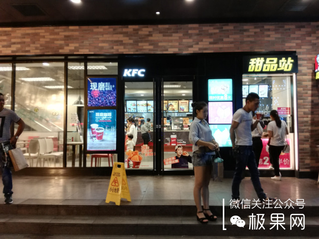 荣耀的这个电话充满心机，镜头竟可以翻转180°