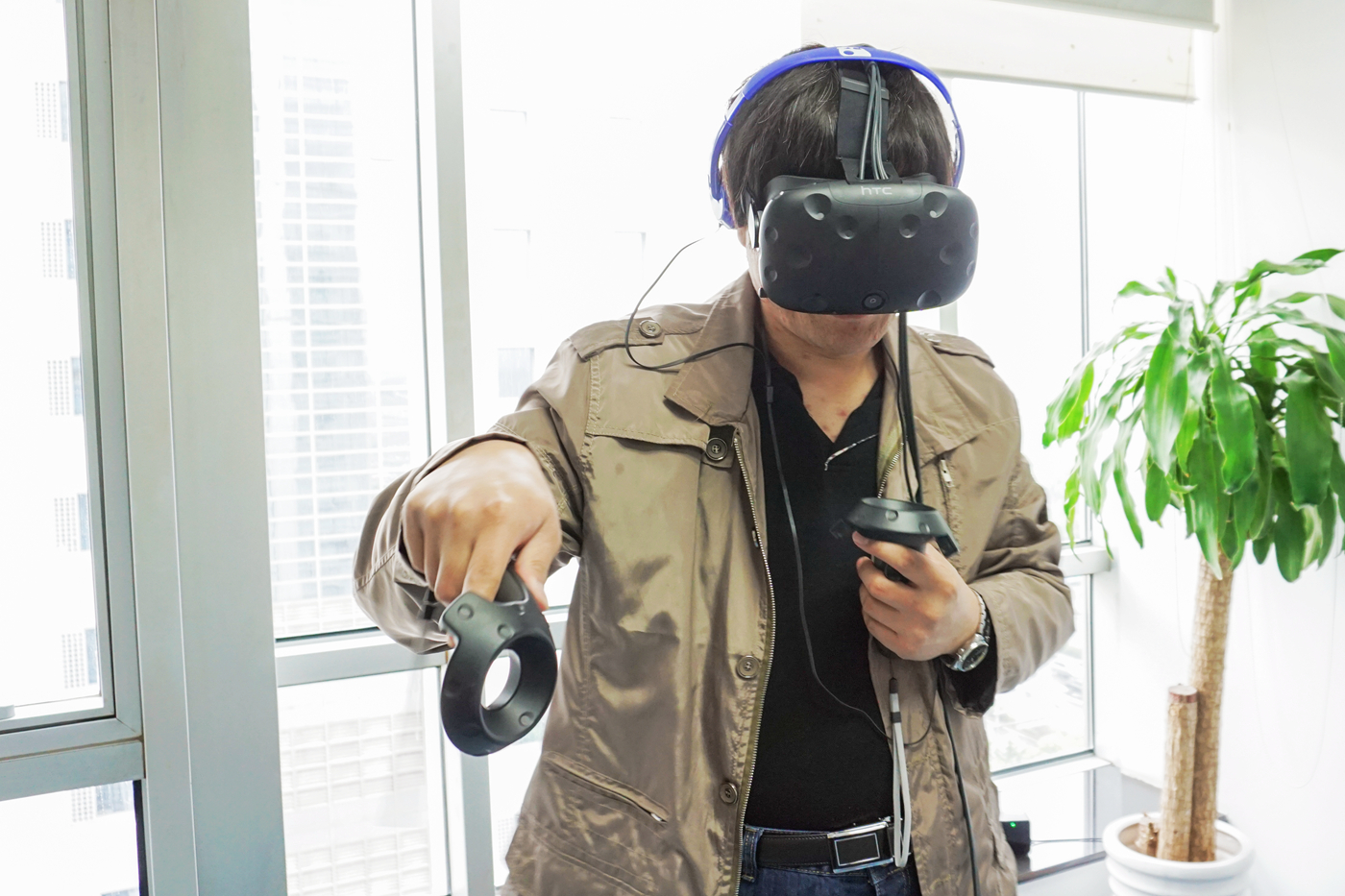 VR领域的标杆、传说中的HTCvive，体验起来到底如何？