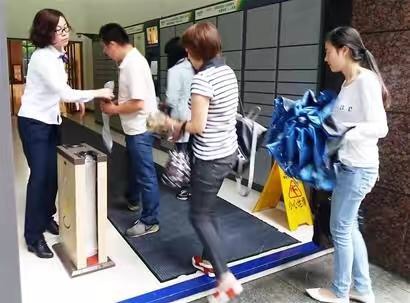 下雨天套伞可以用什么袋子,防水套伞下雨天出门