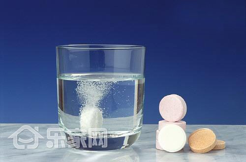 她不小心把泡腾片掉进洗手盆，家人竟然还连连赞好！