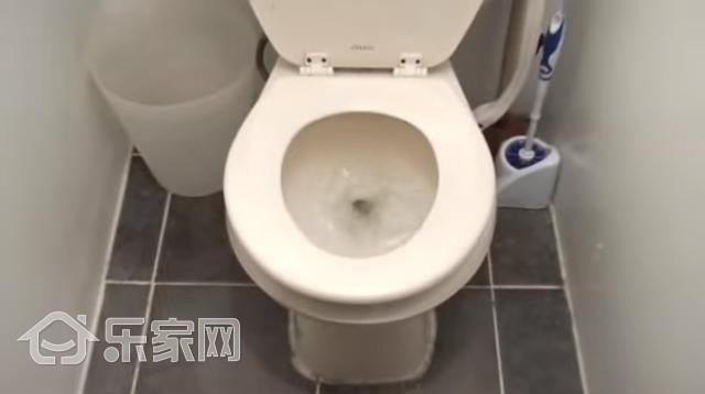 她不小心把泡腾片掉进洗手盆，家人竟然还连连赞好！