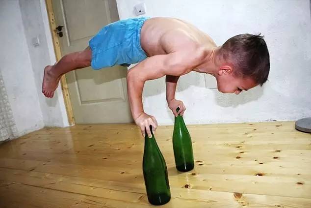 数一数那些肌肉块儿比你还大的熊孩子们！