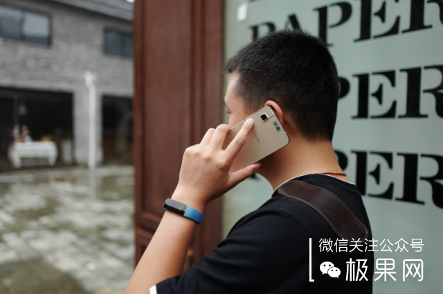 荣耀的这个电话充满心机，镜头竟可以翻转180°