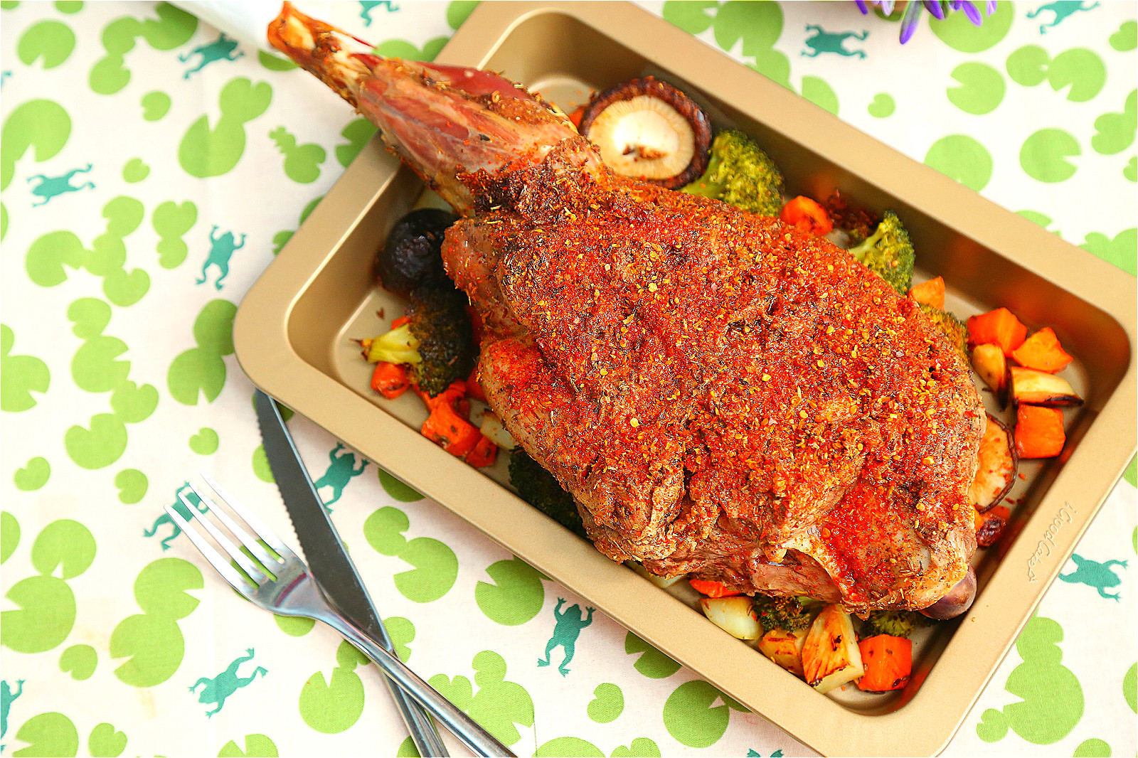 烤羊腿和烤小羊腿,羊腿怎么烤好吃碳烤羊腿